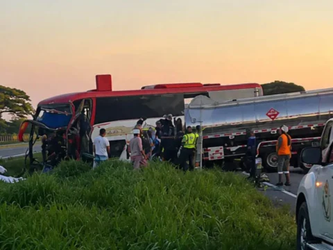 Tres muertos y cinco heridos deja fuerte choque entre un bus intermunicipal y un camión cisterna en vías del Magdalena