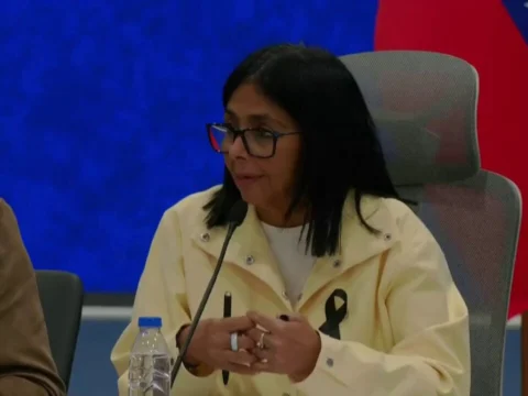 Venezuela eleva a 2.595 los fallecidos por terremotos y gestiona apoyo internacional para reconstruir la infraestructura afectada.